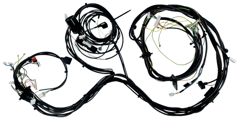 Kabelsatz mit mehreren Leitungen und Steckverbindungen, verwendet in Fahrzeugen. Abgebildet sind die Kabel von Wolf, die intern und extern genutzt werden können.